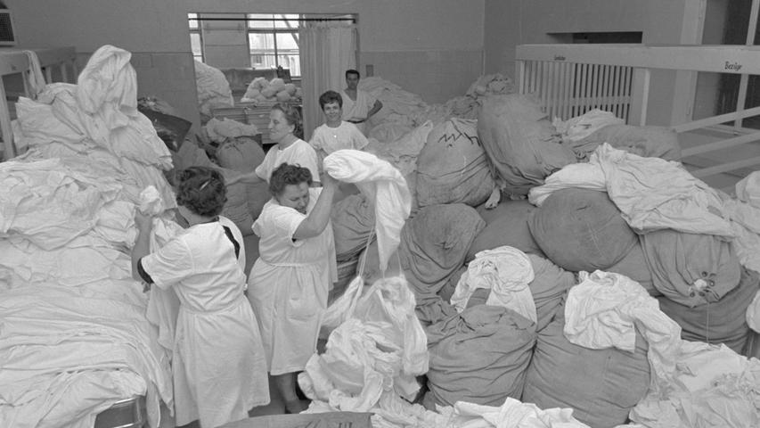 Die Krankenhausbesucher bekommen immer nur blütenweiße Bettbezüge zu sehen. Daß auch vieles schmutzig wird, beweisen die Wäschesäcke. Hier geht es zum Kalenderblatt vom 1. Oktober 1968: Bald vollautomatisch