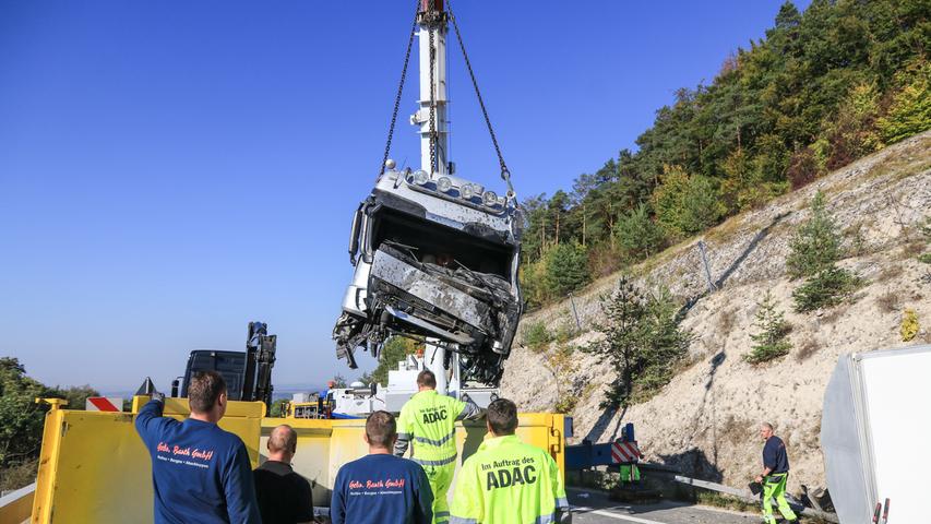 Sattelzug kollidiert mit Felswand: Lkw-Fahrer verstirbt auf der A70