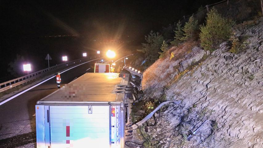 Sattelzug kollidiert mit Felswand: Lkw-Fahrer verstirbt auf der A70