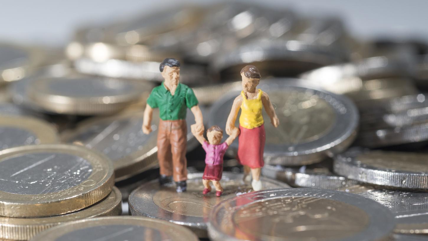 Das Familiengeld umfasst monatlich 250 Euro pro Kind im Alter von 13 bis 36 Monaten. Das Familiengeld umfasst monatlich 250 Euro pro Kind im Alter von 13 bis 36 Monaten.