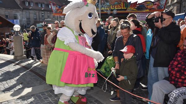 Währenddessen kümmert sich Fürths neues Maskottchen "Kärwa-Betzila" um die kleinen Gäste des Festes.