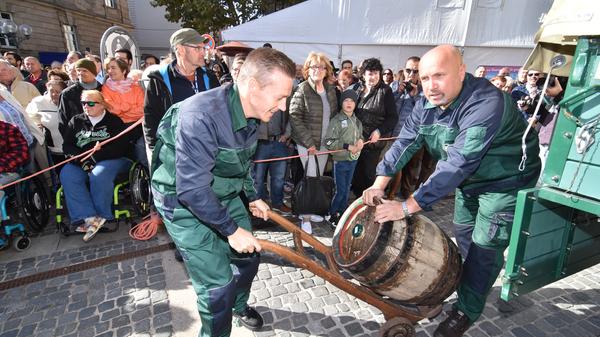 Doch bevors zum Anstich geht, muss das Fass mit dem goldenen Gebräu erst einmal auf die Bühne gebracht werden.