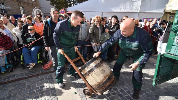 Mit geballter Manneskraft wird das Bierfass erst auf den Karren und von da aus...