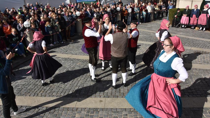 Ohne traditionelle Tänze geht nichts: In bunter Trackt schwingen sich Tänzer des Heimat- und Volkstrachtenvereins über den Fürther Festplatz...
