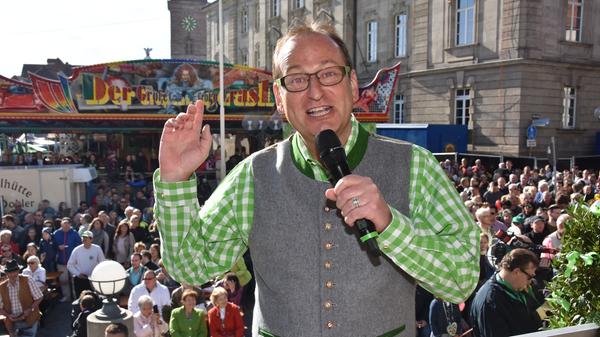 Der Comedian kündigt bereits vor dem Anstich verheißungsvoll an: "Wenn ihr zehn Maß von dem Märzenbier trinkt, habt ihr eigentlich elf gehabt". Er spielt auf den hohen Alkoholgehalt des Festbiers an.