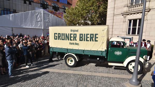 Hier steht er schon der Grüner-Wagen, prall geladen mit dem kühlen Kirchweihbier.