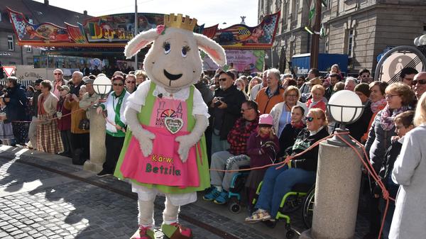 Ursprünglich hätte das Lamm "Betzi" heißen sollen - die Namensrechte waren schon an das Maskottchen des 1. FC Kaiserslautern vergeben.