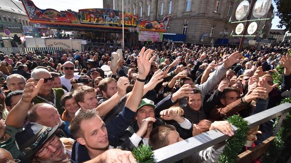Vereinzelt haben sich auch mal weibliche Bierfans in das Getümmel gewagt - doch der Großteil ist männlich.