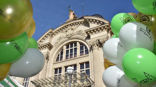 Als nach dem Anstich schließlich traditionell die Böllerschüsse ertönten, steigen 1000 Luftballons in den Himmel.