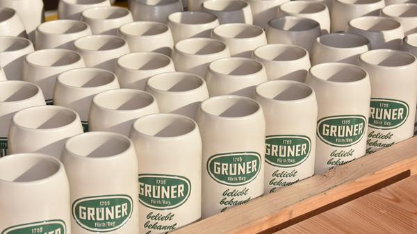 Die Stimmung ist entgültig am Höhepunkt und zahlreiche Bierkrüge warten bereits.