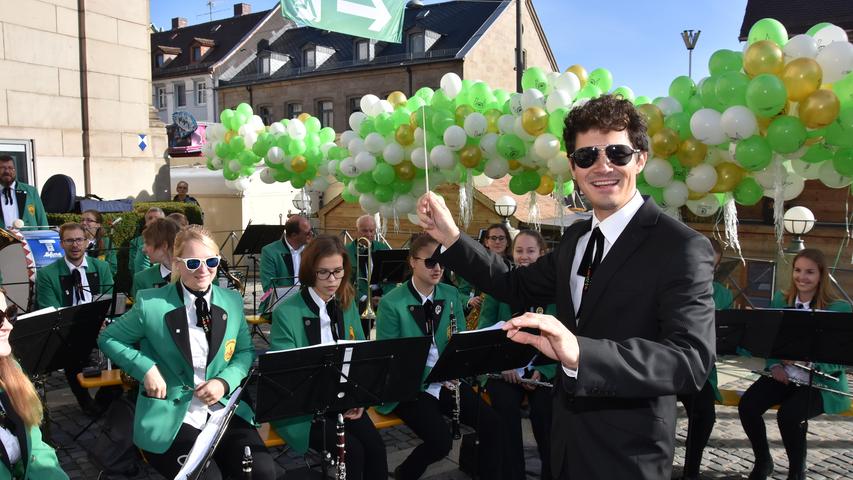 Unter hunderten grün-weißen Luftballons sorgte der Musikzug TSV 1895 Burgfarrnbach für einen zünftigen musikalischen Auftakt.
