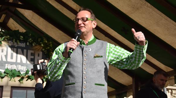 Kabarettist Volker Heißmann hat die Moderation übernommen und direkt die Lacher auf seiner Seite.