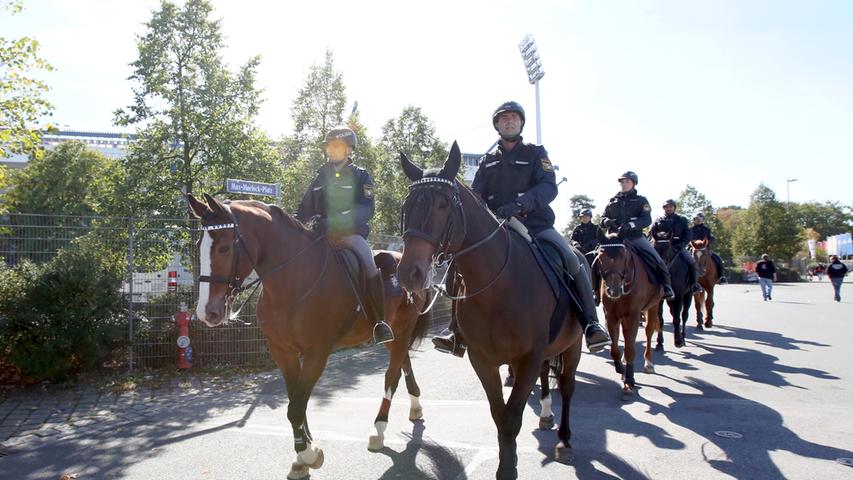 Einsatz auf vier Hufen: Berittene Polizei beim Club-Spiel