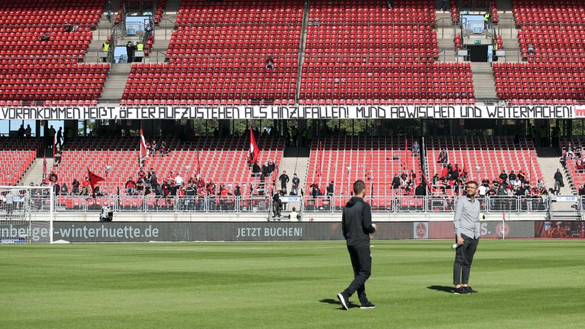 Nach der 0:7-Pleite bei Borussia Dortmund will der Club gegen Mitaufsteiger Düsseldorf ein Zeichen setzen. Auf die Unterstützung der Fans kann das Köllner-Team auf jeden Fall zählen, wie ein Banner im Stadion zeigt.