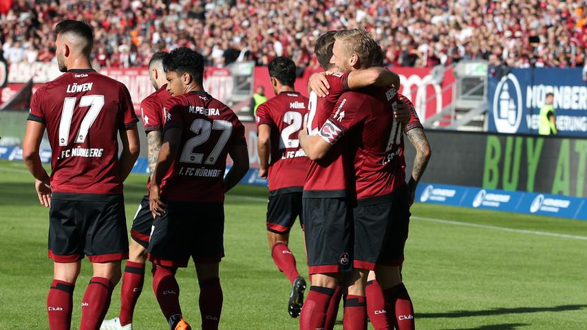 Führungsspieler unter sich: Valentini herzt den Torschützen Hanno Behrens nach seinem Treffer zum 1:0 für den 1. FC Nürnberg. Doch lange können sich die Club-Spieler nicht freuen, denn nur ...