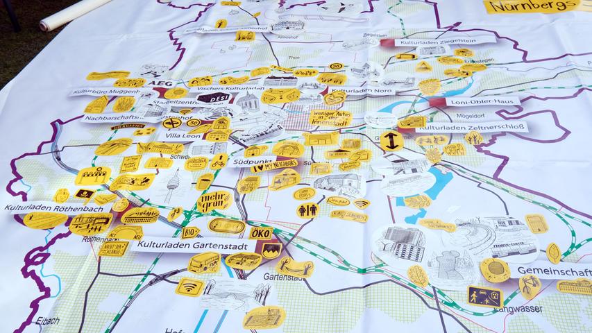 Was wünschen sich die Menschen für die verschiedenen Nürnberger Stadtteile? Auf einer riesigen Stadtkarte konnten sie es kundtun.