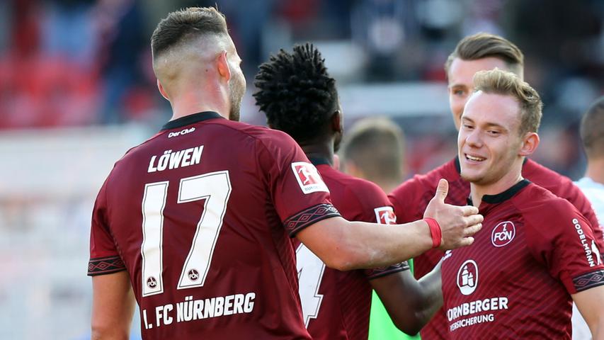 Abklatschen nach dem zweiten Saisonsieg: Eduard Löwen (links) und Federico Palacios waren die beiden Hauptprotagonisten des dritten Tores für den 1. FC Nürnberg. Überhaupt lieferte der Club gegen Düsseldorf eine ansprechende Leistung ab, in der Statistik war der FCN aber den Fortunen meist unterlegen.