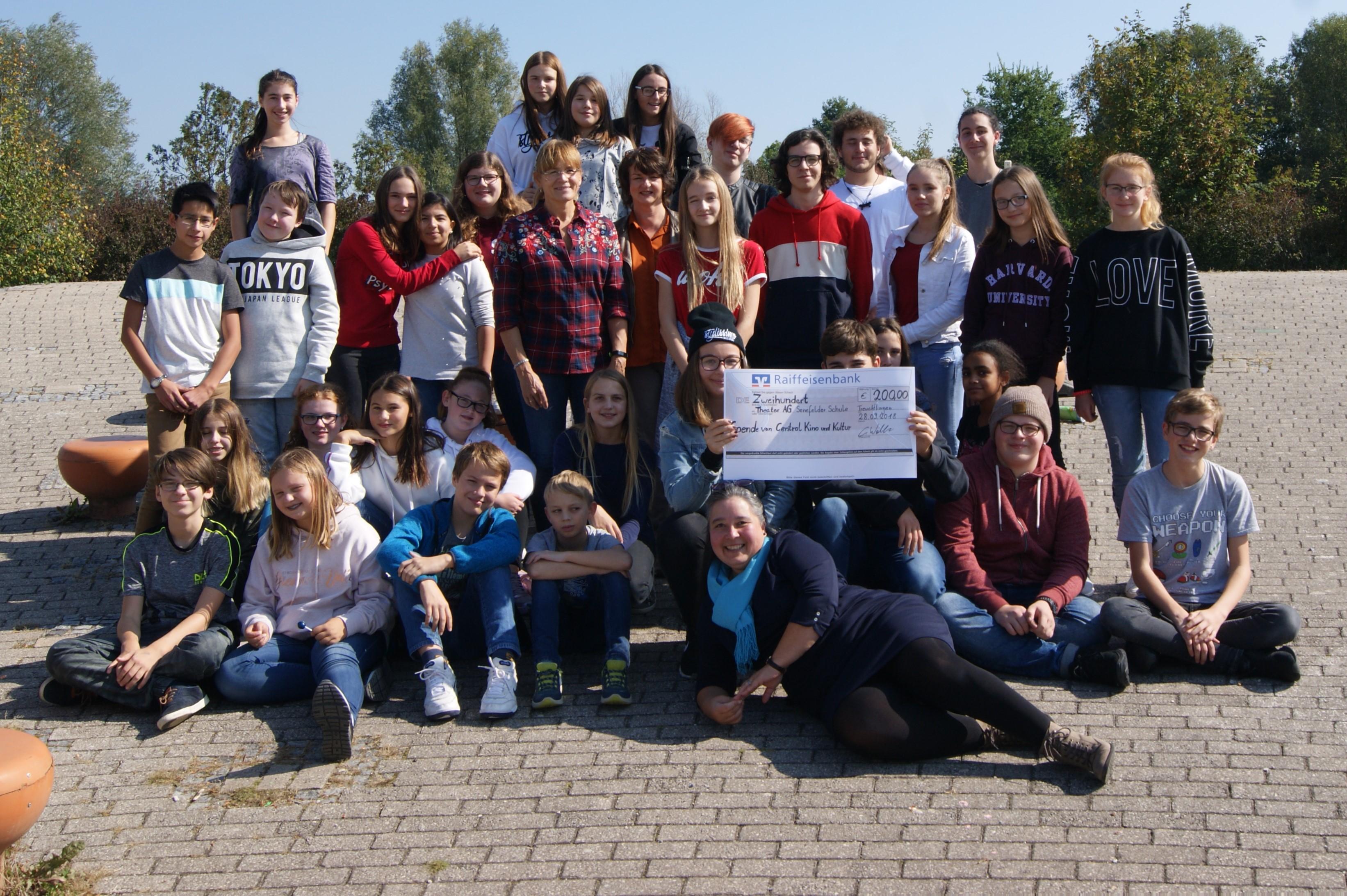 Einmal jährlich unterstützen die Inhaber des „Central-Kino und Kultur Treuchtlingen“, Corrinna Woerlen und Stefan Massopust, mit einer Spende kulturelle Aktivitäten in Treuchtlingen. Dieses Mal fiel ihre Wahl auf die Theatergruppe der „Sene“ deren erfolgreiche Arbeit die beiden schon seit einigen Jahren verfolgen. Mit ihrer Spende von zweihundert Euro möchten sie ihren Teil dazu beitragen, das schauspielerische Potenzial der Jungen und Mädchen, unserer Schauspieler und Regisseure von morgen, zu fördern.