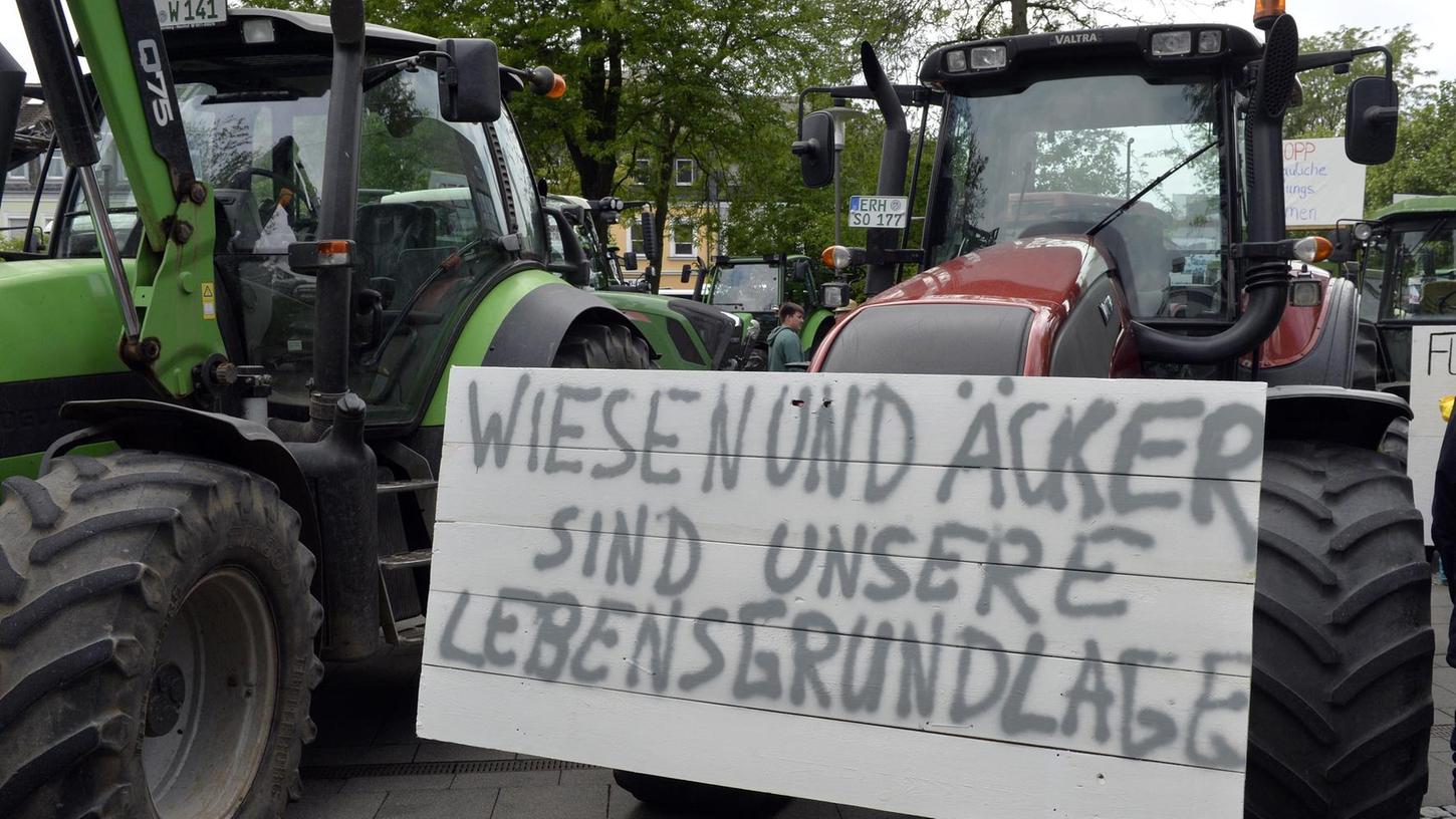 Immer wieder gibt es Proteste gegen die exzessive Versiegelung von Flächen, wie hier bei einer Bauerndemonstration in Erlangen im Mai dieses Jahres.