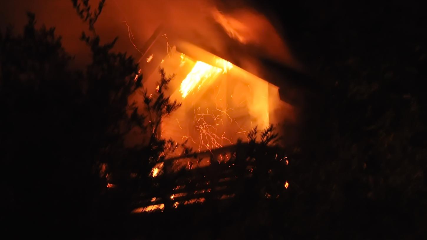 Flammen schlagen aus dem Dach in Oberreichenbach.
