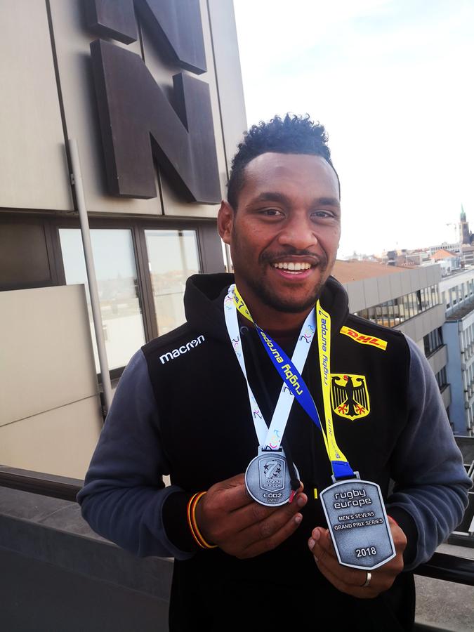 Der stolze Nationalspieler präsentiert seine EM-Silbermedaille.