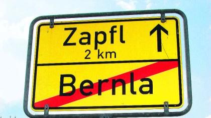 Auch im Nordwesten des Landkreises stößt man auf seltsame Wortgebilde: Thürsnacht und Bernla etwa liegen direkt an der Grenze zum Nachbarlandkreis Amberg-Sulzbach. Verlässt man Bernla, erreicht man auf Kastler Gebiet den Ort Zapfl.