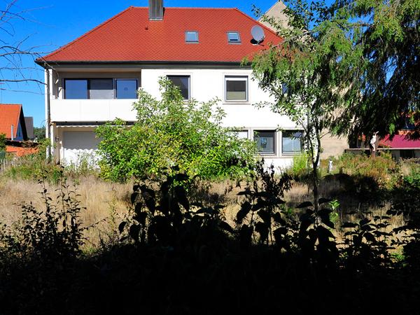 Das Pfarrhaus in der Burker Stillstraße steht seit Jahren leer. Die Kirche möchte es aber nicht verkaufen, sondern höchstens vermieten oder verpachten.