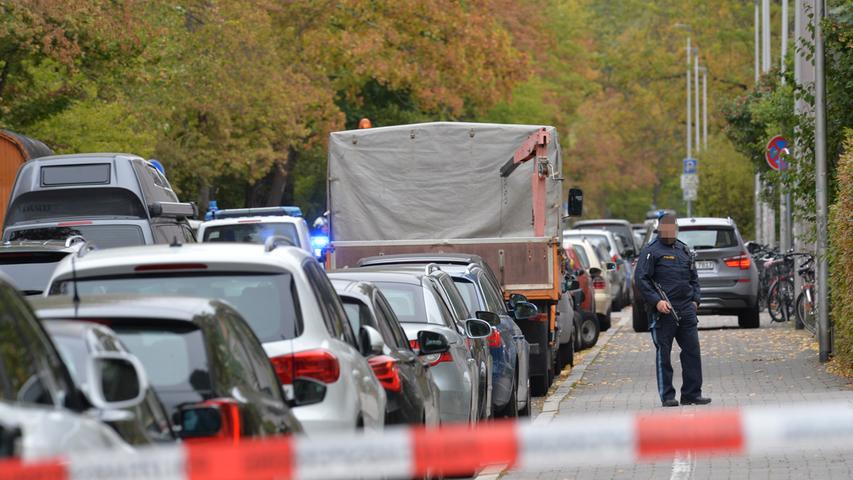Pure Aufregung am Dienstagnachmittag in Erlangen: Am Ohm-Gymnasium kam es aufgrund eines Amok-Alarms zu einem Großeinsatz der Polizei.
