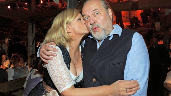 Ein Küsschen links, ein Küsschen rechts: Schauspieler Jan-Gregor Kremp ist ganz überrascht von den Liebesgrüßen seiner Frau Johanna Gastdorf.