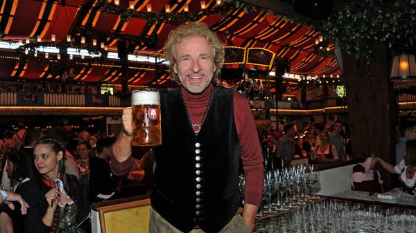Dass auf dem Oktoberfest häufiges Anstoßen zuf Pflicht gehört weiß der frühere "Wetten, dass..."-Moderator Thomas Gottschalk.