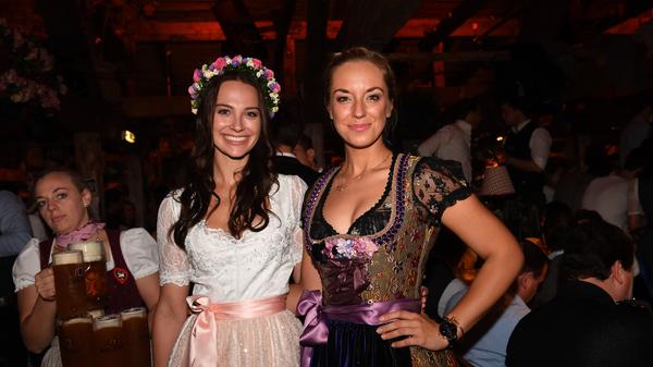 Model Julia Czechner und Tennisspielerin Sabine Lisicki setzen dagegen bei der Dirndlauswahl auf einen starken hell-dunkel Kontrast.