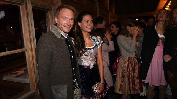 FDP-Politiker Christian Lindner und Freundin Franca Lehfeldt müssen wohl erst noch in Tanzlaune gebracht werden. Aber genug Bier ist ja da!