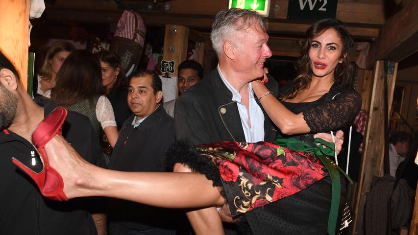 Und hoch das Bein! Der Jurist und ehemalige Politiker Ronald Schill trägt Model Janina Youssefian auf Händen.
