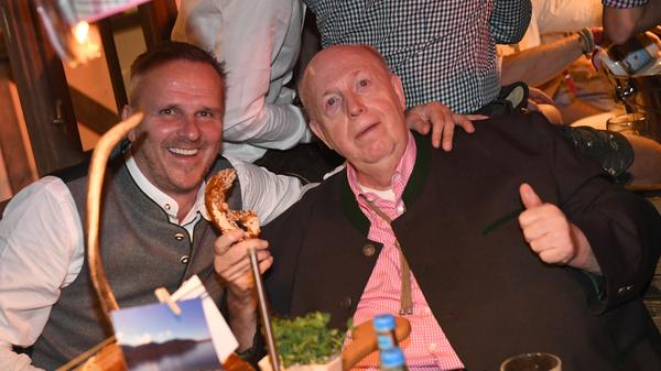An den Farben der Tracht stören sich Reiner Calmund und Fußballer Dietmar Hamann nicht - hauptsache die Brotzeit schmeckt.