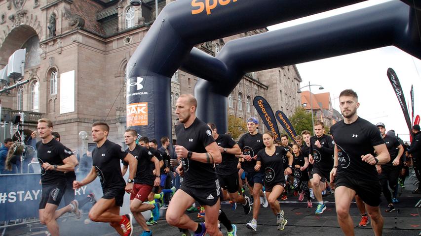 Läufer geben Vollgas: Der Startschuss zum Zehn-Kilometer-Lauf