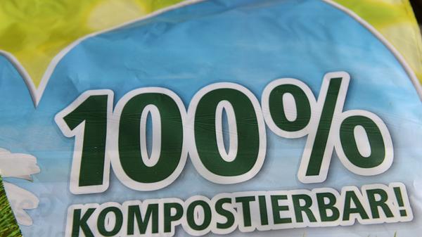 Die Alternative, sogenanntes Bio-Plastik, klingt gut, hat aber auch Nachteile. Für die Herstellung wird zwar kein Erdöl verwendet, dafür kommen nachwachsende Rohstoffe wie Rüben oder Maisstärke zum Einsatz. Kritiker lehnen das ab, weil für den Anbau wiederum Flächen, Wasser und Düngemittel verbraucht werden. Herkömmliche Sortiermaschinen erkennen das Material außerdem oft nicht, weshalb Bio-Plastik eher verbrannt denn kompostiert wird.