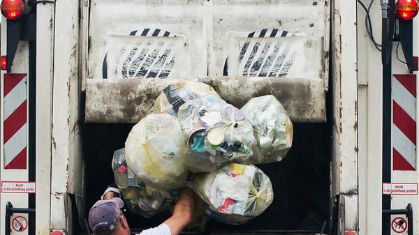 Mehr als die Hälfte des Plastikmülls in Deutschland wird nicht wiederverwertet, höchstens 50 Prozent des Kunststoffabfalls wird hierzulande recycelt. Zum Vergleich: Bei Papier und Pappe sind es etwa 92 Prozent. Global betrachtet sieht es allerdings noch deutlich düsterer aus. Von den rund 6,3 Milliarden Tonnen weltweit werden nur etwa neun Prozent wiederverwertet.