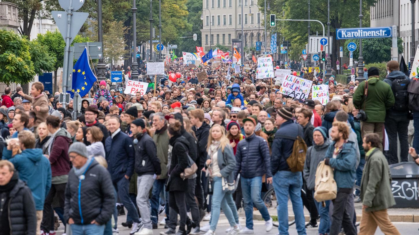 Zehntausende Demonstranten versammelten sich am Tag der Deutschen Einheit in München, um ein Zeichen gegen rechte Politik zu setzen.
