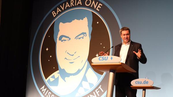 Kurz vor der Landtagswahl präsentiert Markus Söder die Weltraummission "Bavaria One" - mit seinem Konterfei. Dafür erntet er Spott und Kritik. Das ficht ihn nicht an, er will, dass Bayern Europas Nummer Eins in der Luft- und Raumfahrt wird.