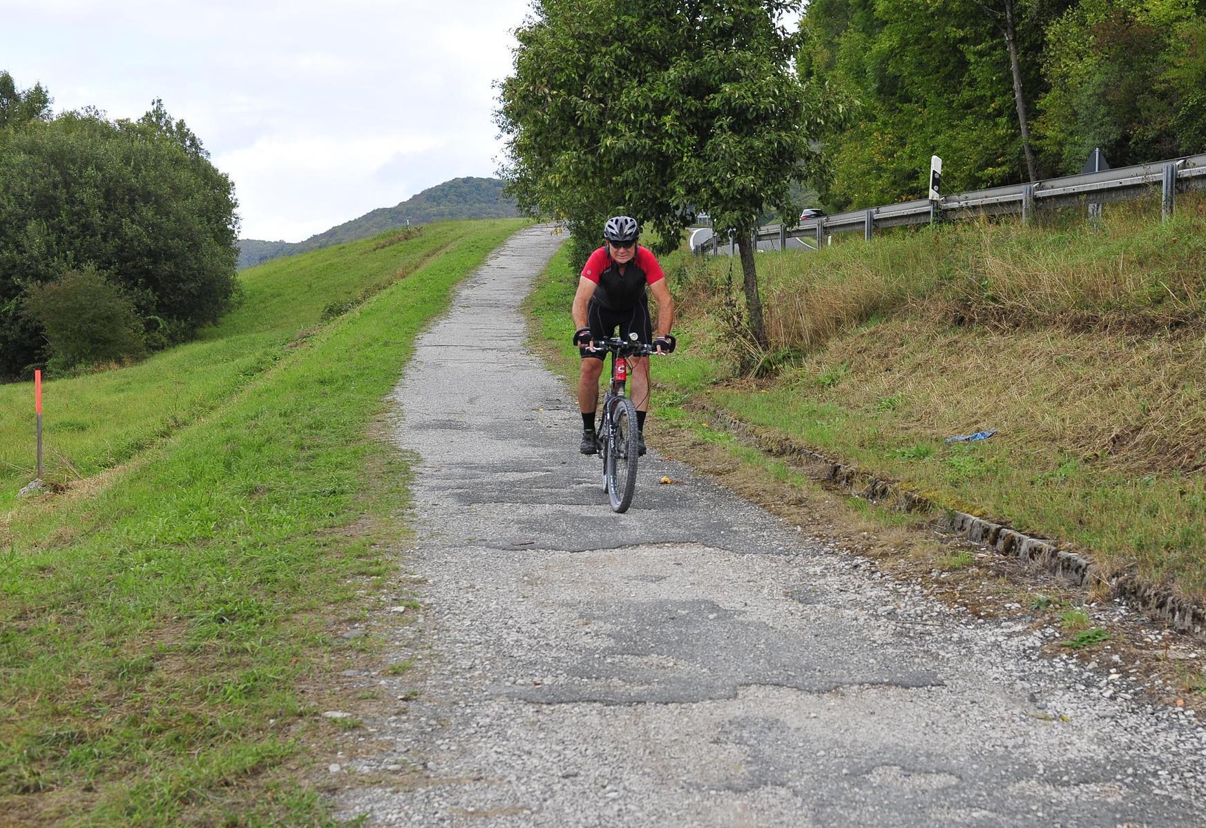 Die Buckelpiste nach Rothenbühl steht zwar auf der Agenda der Stadt Ebermannstadt, wird aber vorerst nicht repariert. Ds Problem: Es handelt sich nicht um einen echten Radweg. Sie ärgern sich auch über eine Straße? Dann melden Sie sich bei uns, per Mail unter redaktion@pressenetz.de oder telefonisch unter (09191) 72 20 20.