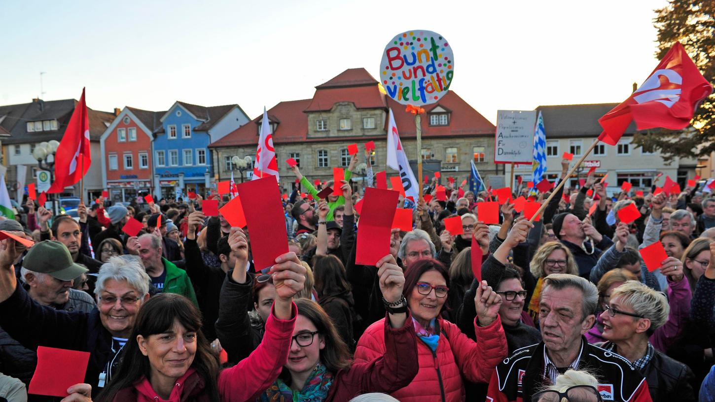 Bunter Protest: Rund 600 Menschen zeigten der AfD in Forchheim die Rote Karte.