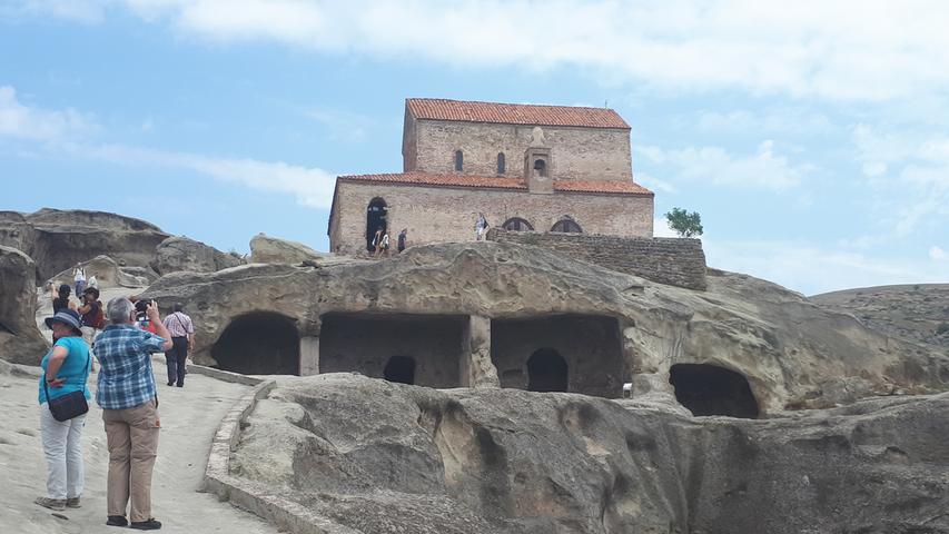 Die Höhlenstadt Uplistsikhe im Zentrum des Landes gehört zu den ältesten Sehenswürdigkeiten Georgiens. Ihre Geschichte reicht rund 3000 Jahre zurück. Bis zu 20000 Menschen sollen hier einst gelebt haben - vor allem vom Handel. Denn durchs Tal zogen die Karawanen auf der Seidenstraße Richtung China.