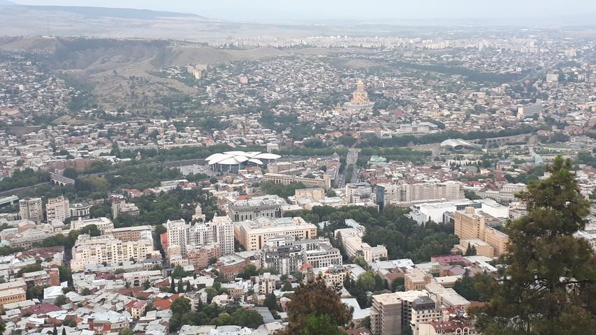 Der schönste Überblick über die Hauptstadt Tiflis bietet sich vom Mtatsminda-Berg. Mit dem Schrägaufzug ist die Anhöhe ganz bequem zu erreichen.