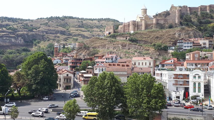 Blick zur Festung von Tiflis. In dem darunter liegenden Viertel liegen die Moschee und Schwefelbäder im persischen Stil.