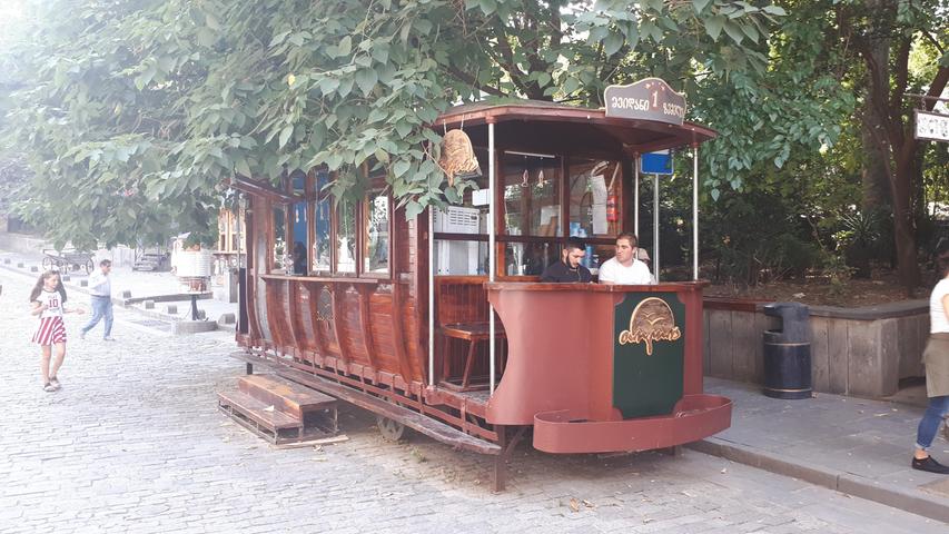 Auch die Hauptstadt Tiflis besaß einmal eine Straßenbahn. Zwei alte Wagen haben sich als Café und Kiosk erhalten.