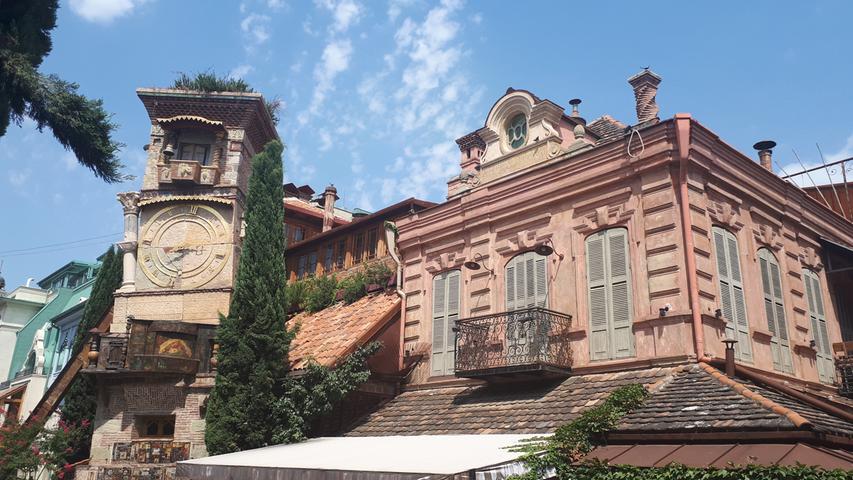 Verspielt und skurril: der Turm des 1981 gegründeten Marionettentheaters von Reso Gabriadze in der Altstadt von Tiflis. Gabriadze gilt als König des Puppentheaterspiels und kam zu Gastspiele in viele Länder, auch nach Deutschland.