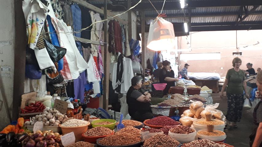 Ein typischer Markt, hier in Kutaissi, mit Ständen, die vor allem von Gemüse und Gewürzen überquellen, aber auch sonst alle Artikel des täglichen Bedarfs bieten.