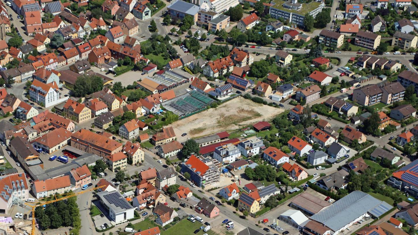Hier will die Gunzenhäuser SPD preisgünstigen Wohnraum schaffen: das unbebaute, auf diesem Luftbild von 2017 sandfarbene Grundstück der ehemaligen Baustoff-Union in der Weißenburger Straße.