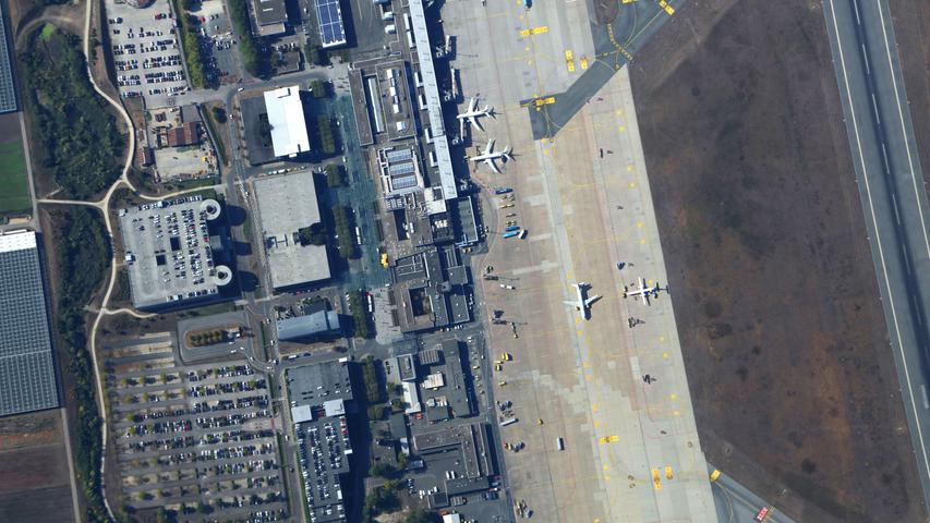 So klein erscheinen auf Oliver Ackers Aufnahmen die Flugzeuge auf dem Albrecht-Dürer-Airport.