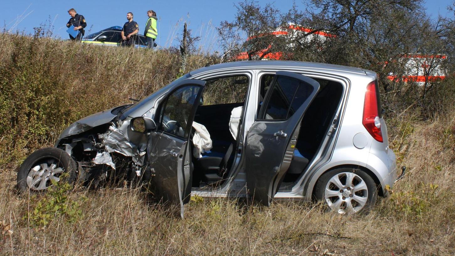Ein Opel stürzte nach einem Unfall eine Böschung hinunter.